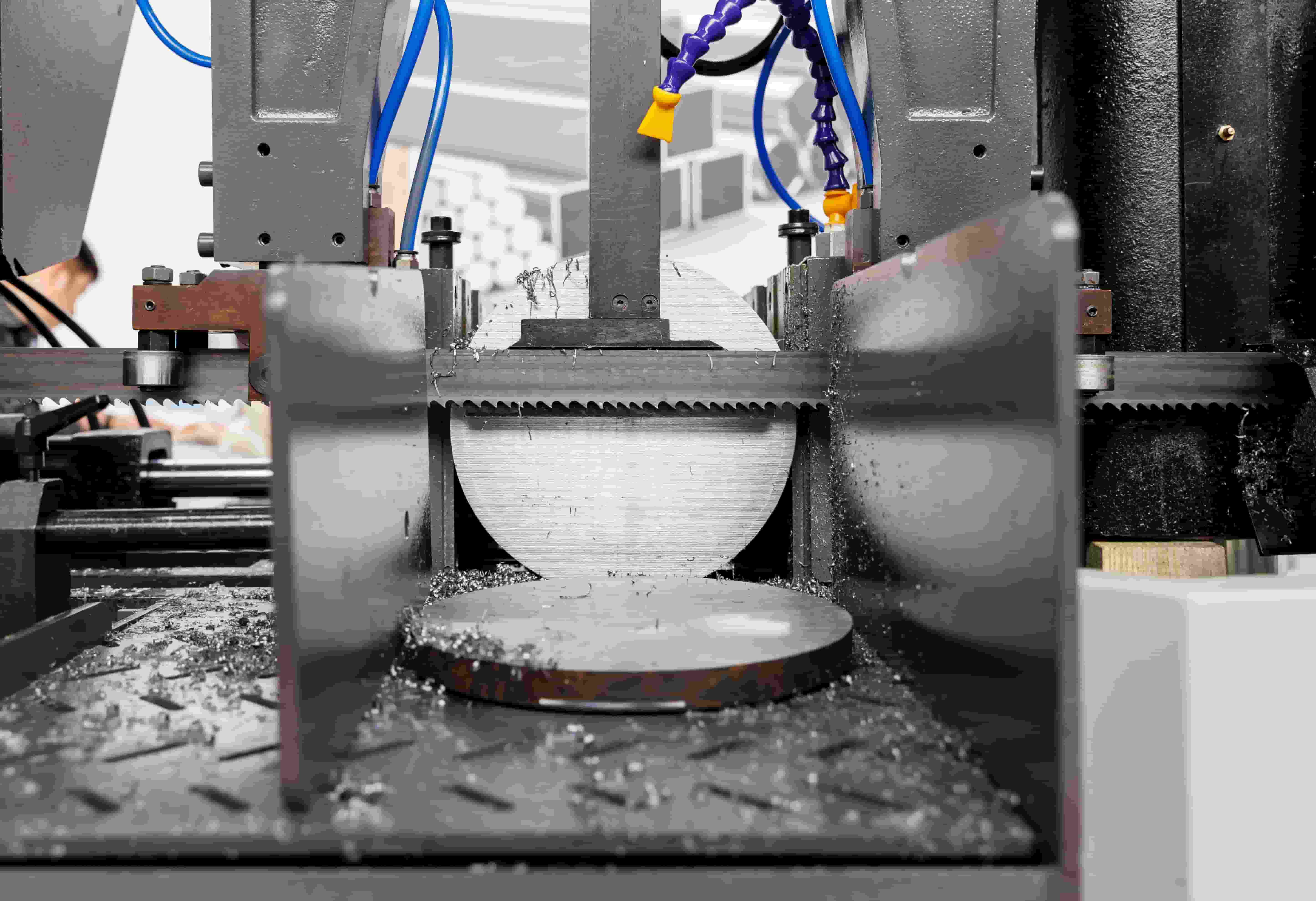 Lavorazione di lame di precisione per il taglio industriale dei metalli