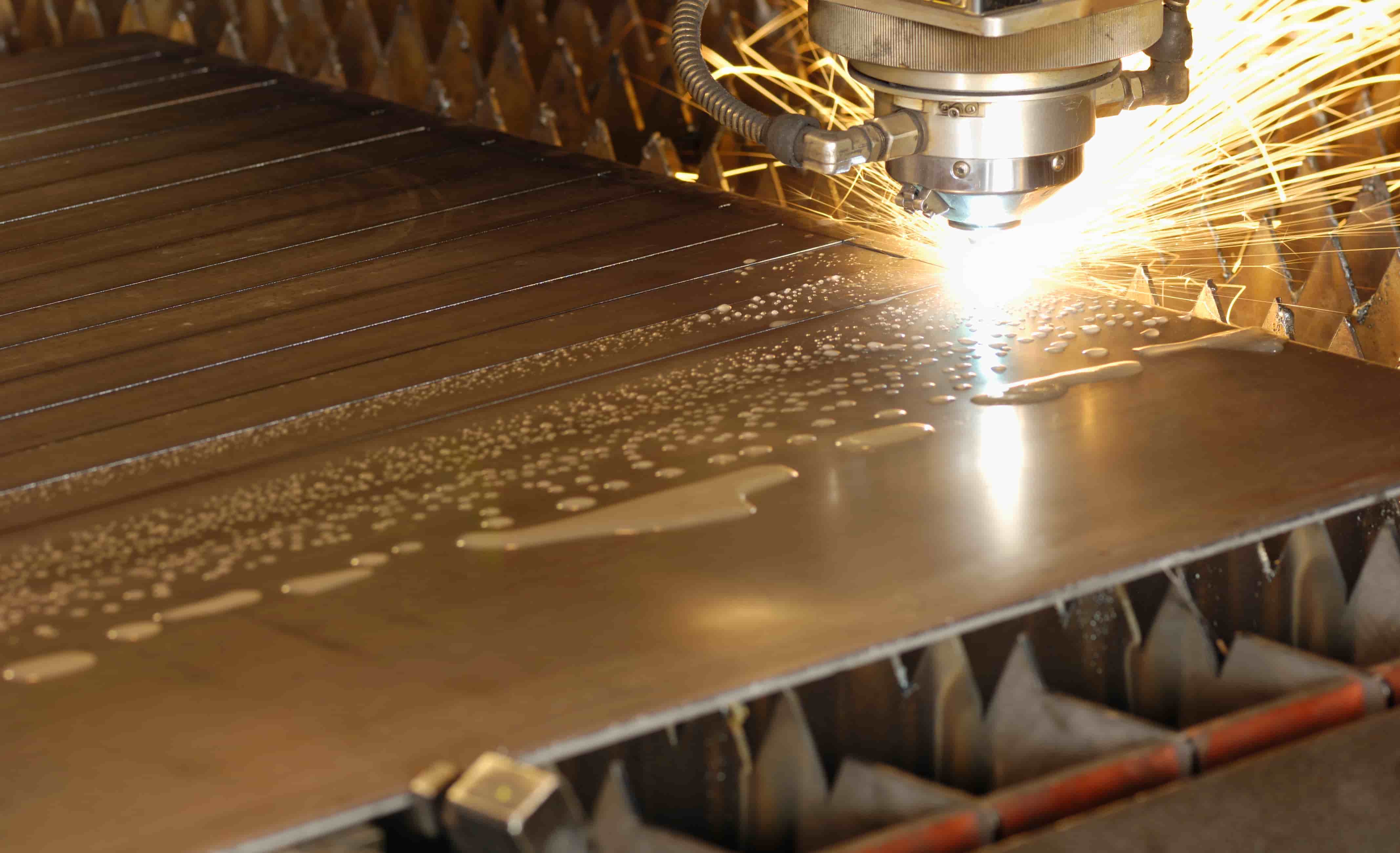 Taglio laser ad alta precisione per la produzione di lame