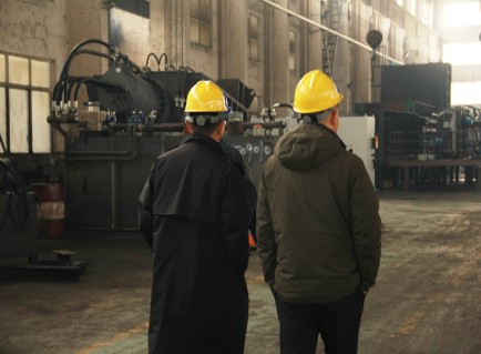 Un fidato rappresentante indiano conduce un audit di fabbrica per un progetto su larga scala di lavorazione di rottami di alluminio.